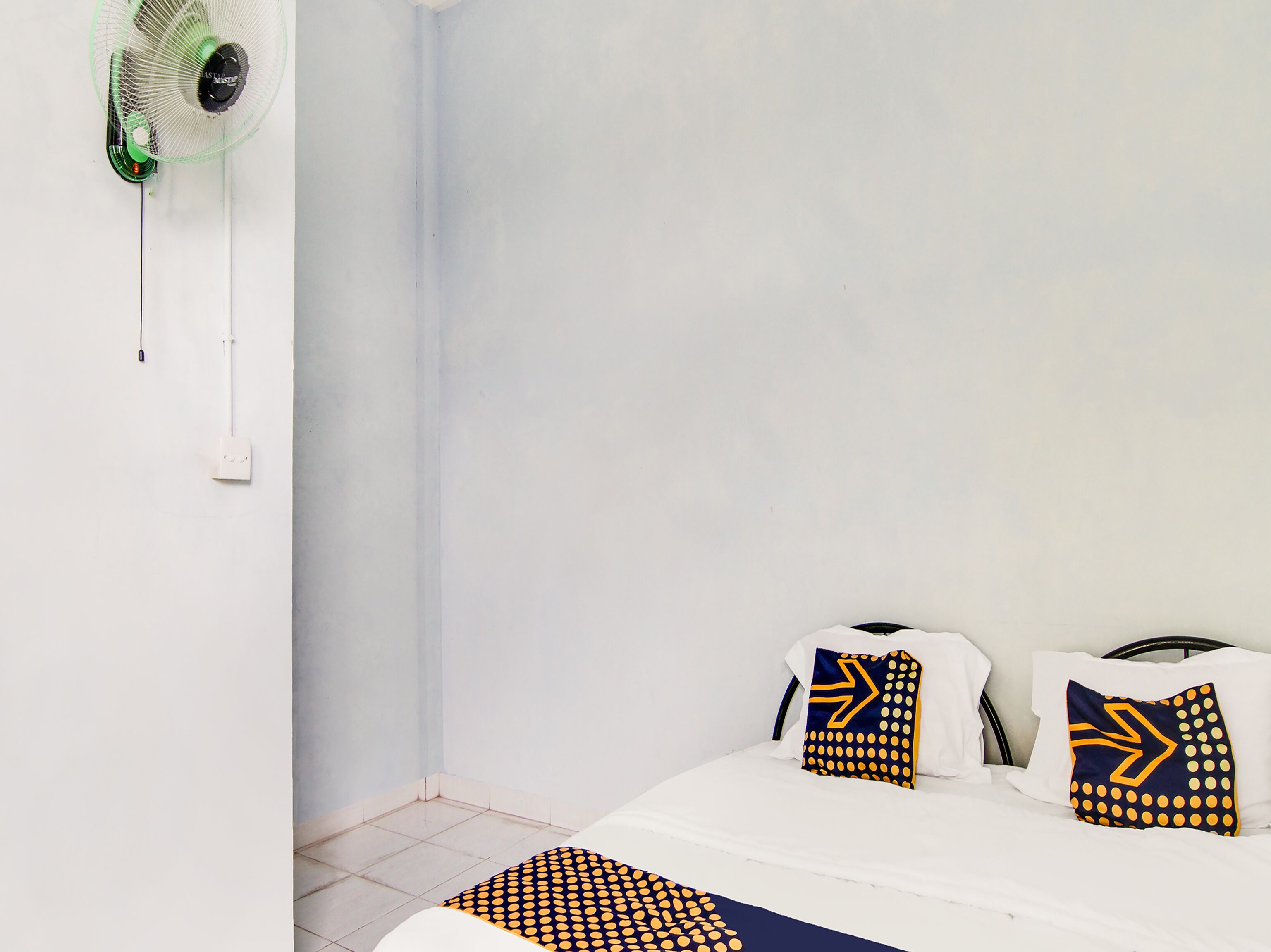 double room | laptop workspace, free wifi, bed sheets