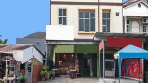 Een meerlaags gebouw met een winkel op de begane grond en een restaurant.
