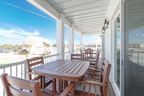 Outdoor dining - Brand New LUXURY home on the Island!  Spacious house w/easy access to beach/bay. (Navarre)