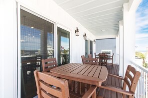 Outdoor dining - Brand New LUXURY home on the Island!  Spacious house w/easy access to beach/bay. (Navarre)