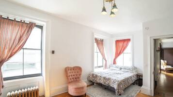 7 Schlafzimmer, Schreibtisch, Bügeleisen/Bügelbrett, Reisekinderbett