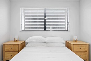 3 bedrooms, iron/ironing board, WiFi, bed sheets - Beachside 3-Bed with BBQ, Pool, Gym & Tennis Court (Marcoola)