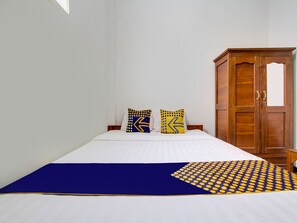 Laptop workspace, free WiFi, bed sheets
