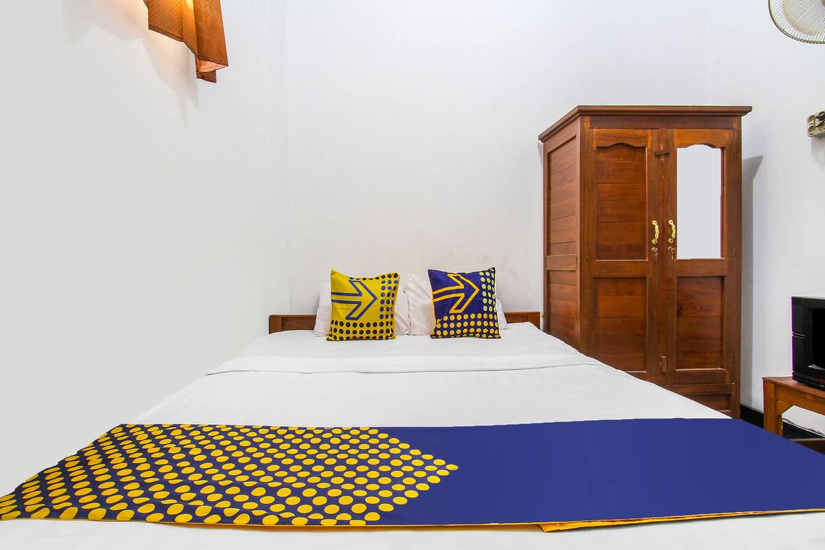 Laptop workspace, free WiFi, bed sheets