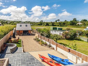 Outdoor dining - 3 bedroom accommodation in Newport, Pembrokeshire Coast (Newport, Pembrokeshire Coast)