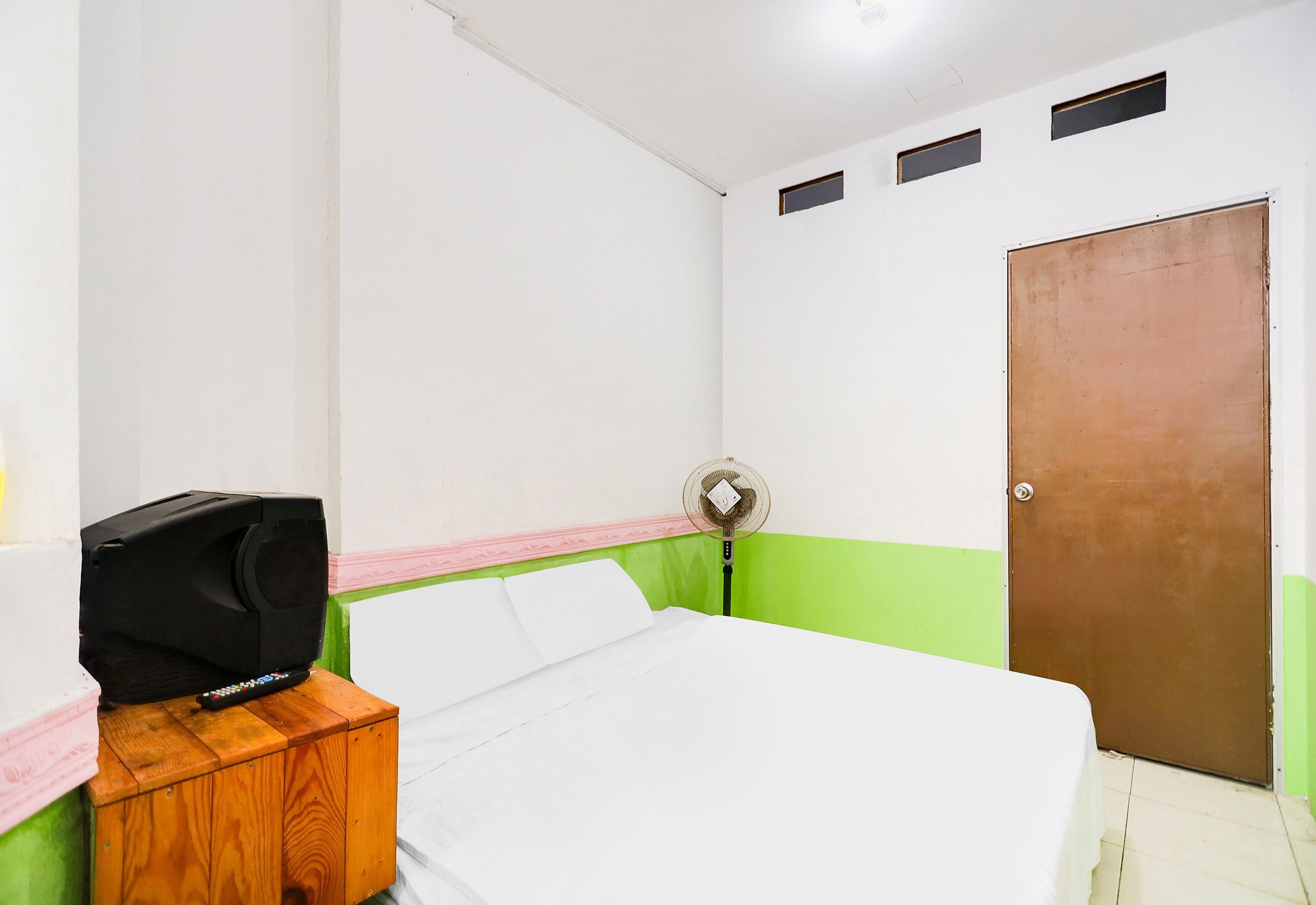 Desk, laptop workspace, free WiFi, bed sheets