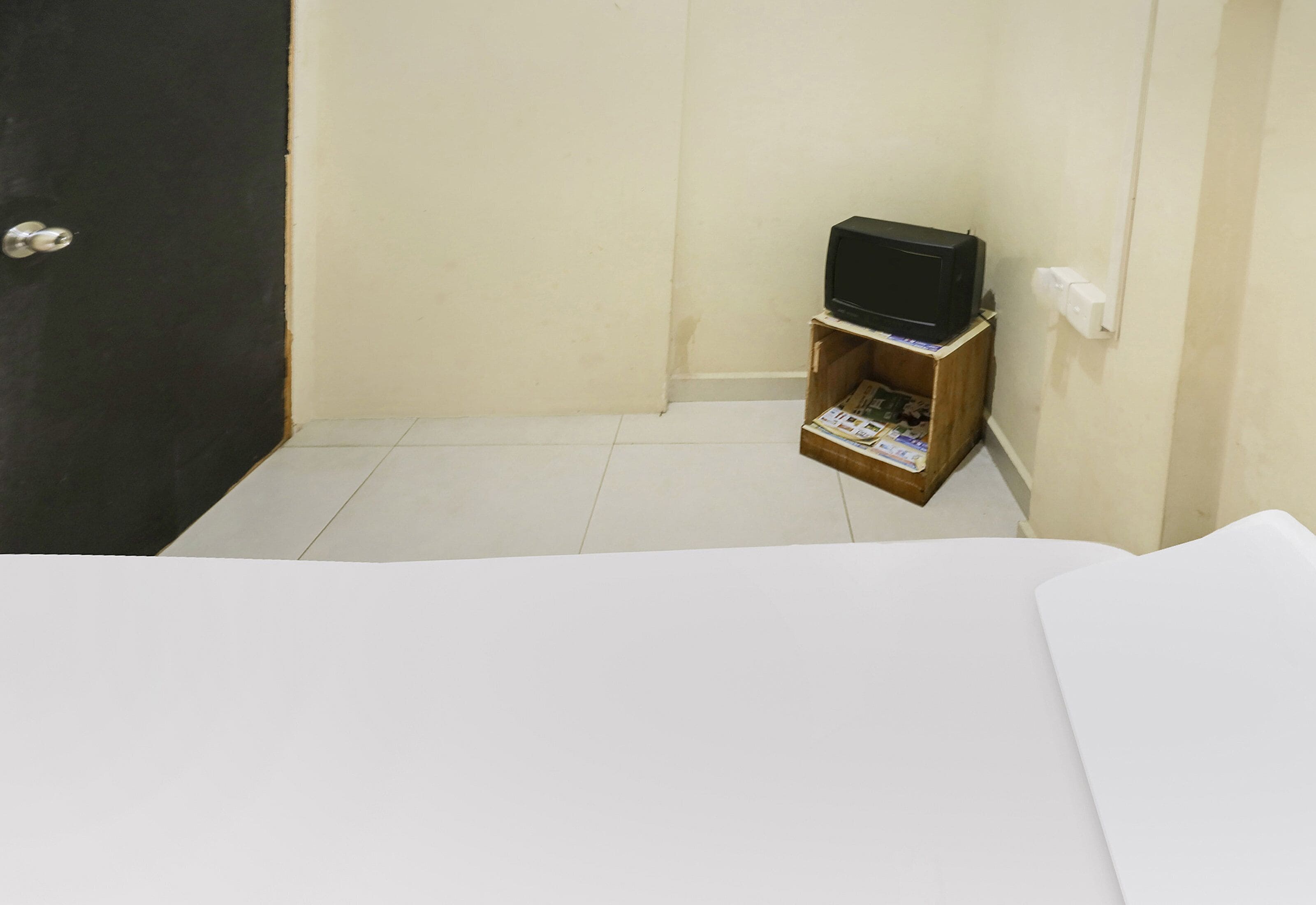 Desk, laptop workspace, free WiFi, bed sheets