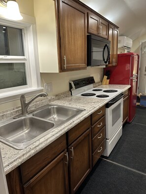 冷蔵庫、電子レンジ、オーブン、コンロ