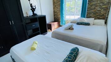 Departamento estándar | Tabla de planchar con plancha y ropa de cama