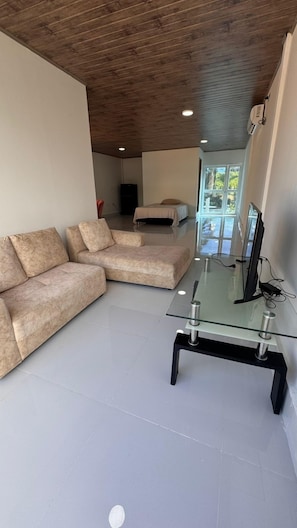 經濟雙人房 | 客廳 | 32 吋電視連有線電視頻道、打印機