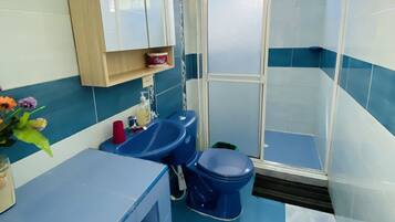 Departamento estándar | Baño | Regadera, toallas, papel de baño
