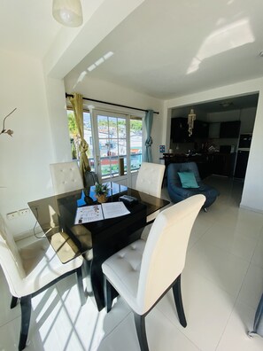 高級公寓 | 客廳 | 32 吋電視連有線電視頻道、打印機