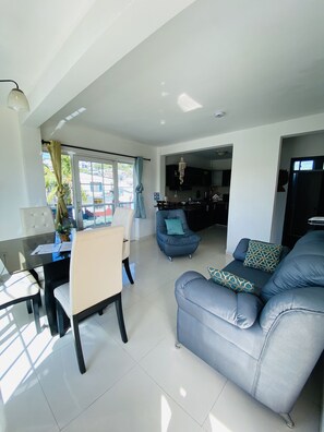 Superior appartement | Woonruimte | Een 32-inch televisie met kabelzenders