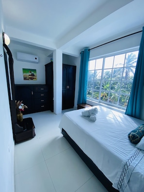 Apartamento estándar | Tabla de planchar con plancha y ropa de cama
