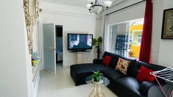 Departamento tradicional | Área de sala de estar | Televisión de 32 pulgadas con canales por cable y impresora