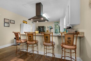 Dining - 🏝️Bungalow By the Sea-Starfish (Navarre)