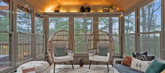 Luxury stay cabin EV ready, hot tub, fast wifi, sunroom, firepit & free cleaning