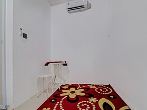Standard Double Room | Desk, laptop workspace, blackout drapes, free WiFi - Hotel O Gala Residence (Jambi)