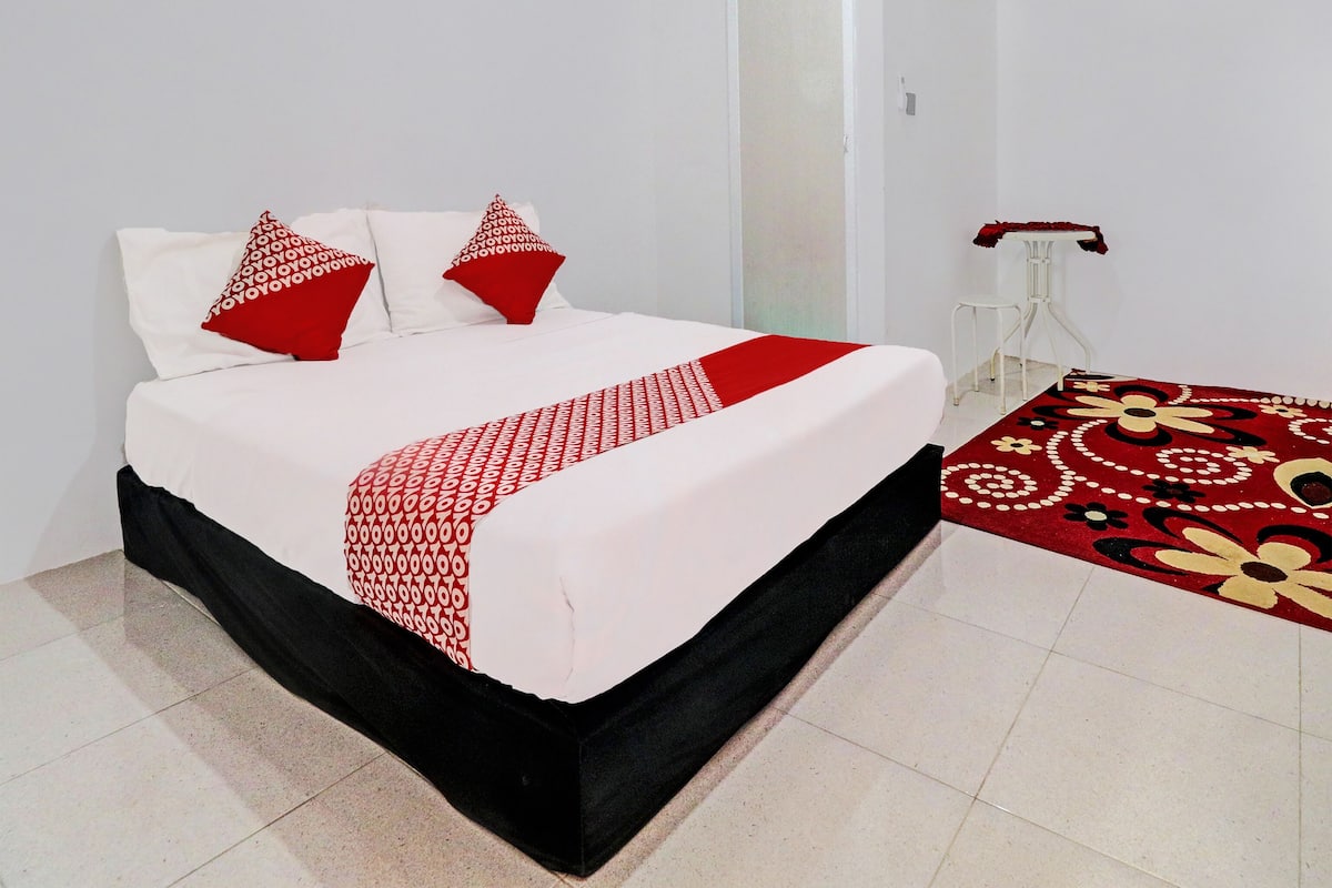 Kamar Double Standar | Meja kerja, ruang kerja ramah laptop, dan tirai kedap cahaya