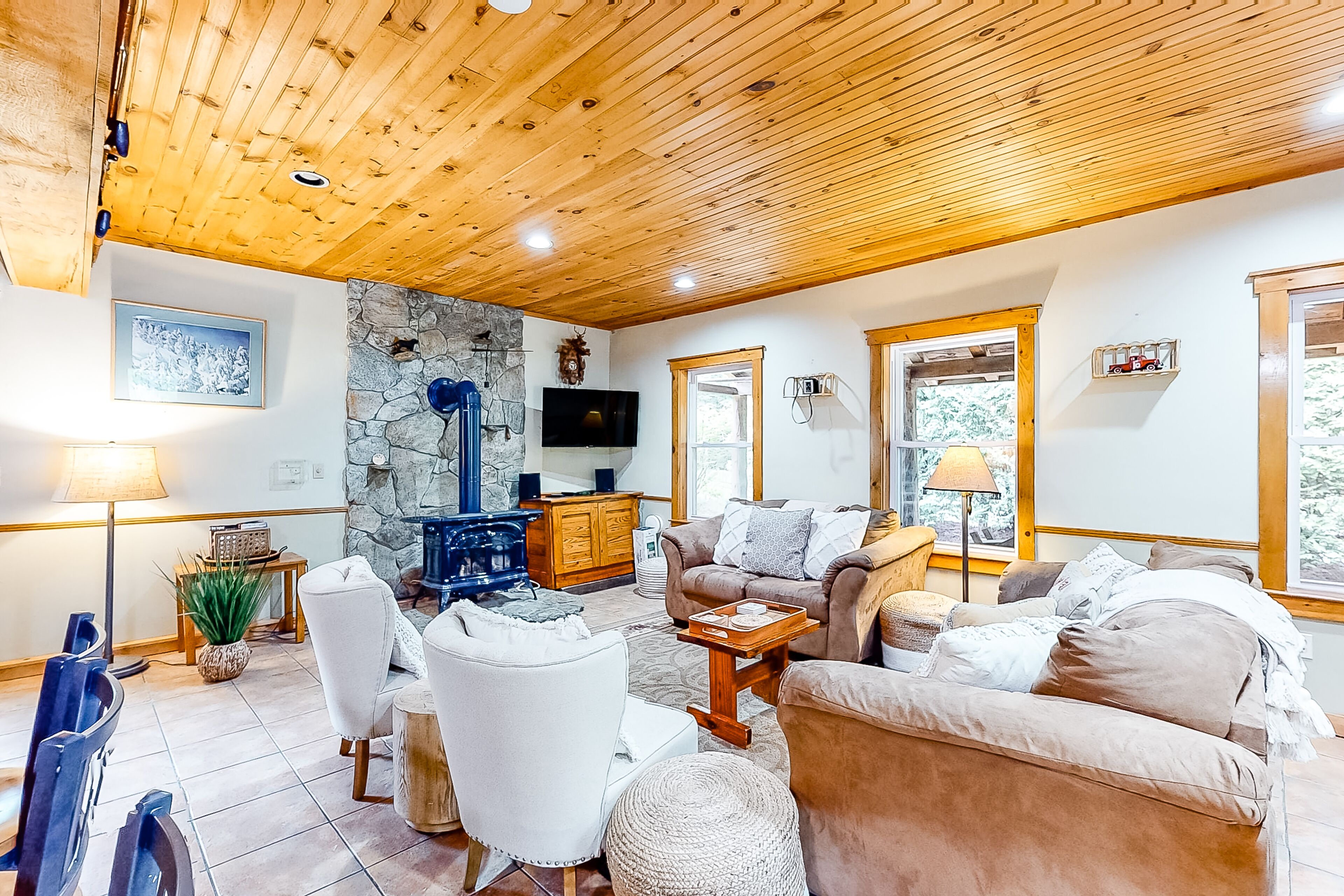 Dog-friendly homes among the trees with two hot tubs & fireplaces - near slopes
