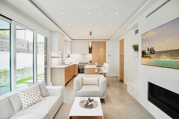 TV connectée, cheminée, chaîne hi-fi, espaces bureaux