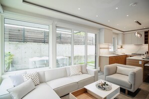 TV connectée, cheminée, chaîne hi-fi, espaces bureaux