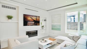 Smart-tv, een open haard, een stereo en een kantoor