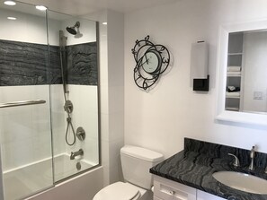 Hårføner, håndklær, såpe og toalettpapir
