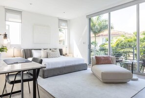 4 bedrooms, desk, iron/ironing board, travel crib