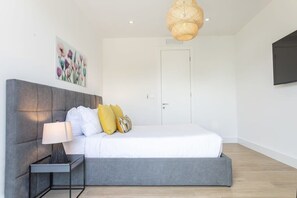 4 Schlafzimmer, Schreibtisch, Bügeleisen/Bügelbrett, Reisekinderbett