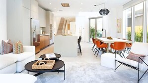 Ein modernes Interieur mit Essbereich, Küche und Wohnbereich.