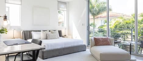 4 bedrooms, desk, iron/ironing board, travel crib
