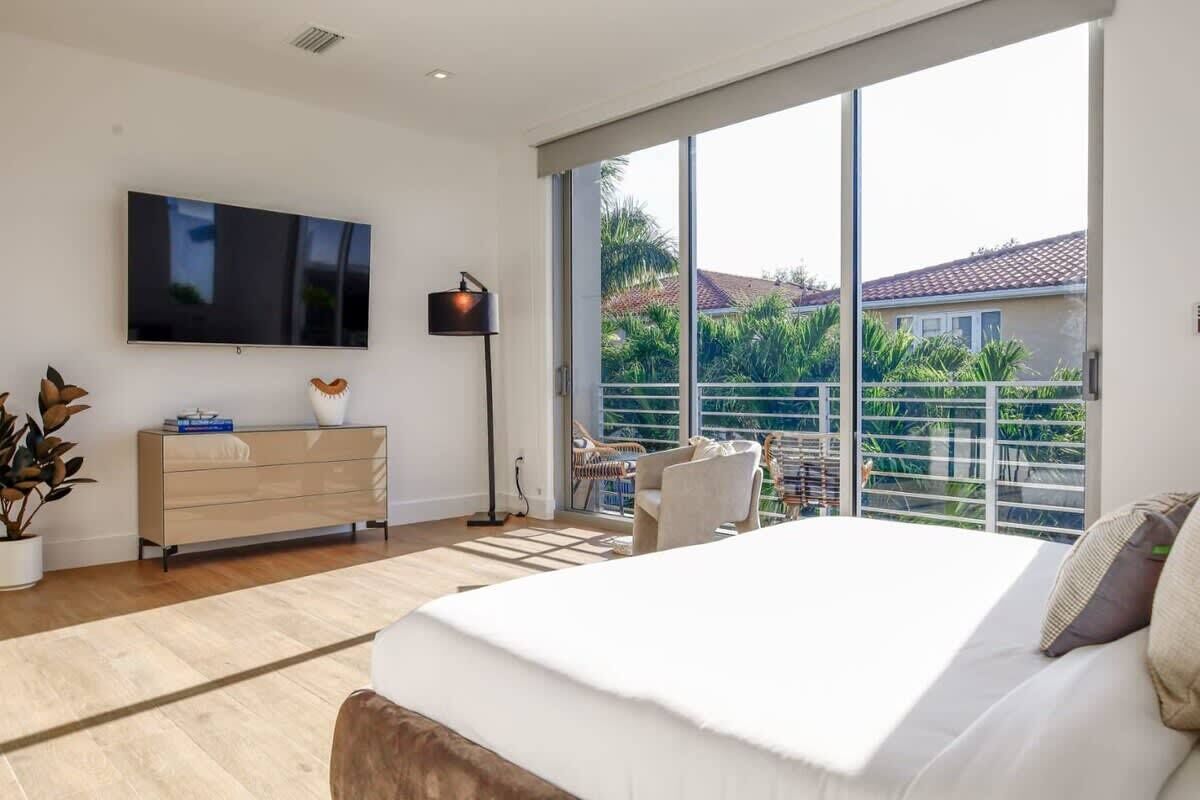 4 bedrooms, desk, iron/ironing board, travel cot