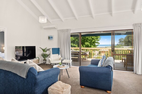 TV - Waitahanui Lake House - Lake Taupo Holiday Home (Waitahanui)