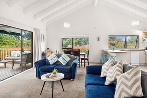 TV - Waitahanui Lake House - Lake Taupo Holiday Home (Waitahanui)