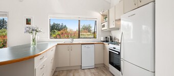 Waitahanui Lake House - Lake Taupo Holiday Home