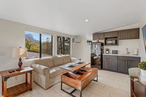 Moongazer’s Inn • Red Rock Views! 1 mi. to Uptown