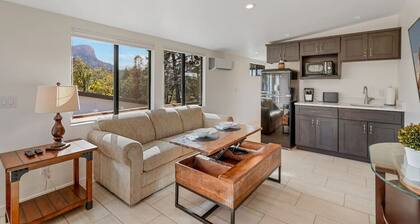 Moongazer’s Inn • Red Rock Views! 1 mi. to Uptown