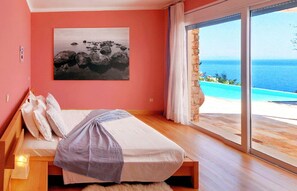 13 habitaciones, caja de seguridad en la habitación y escritorio