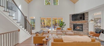 Luxurious cabin, sleeps 15 | The Woodford