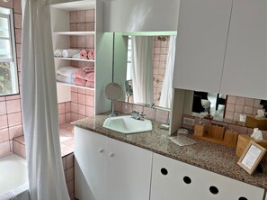 Sèche-cheveux, serviettes fournies, savon, shampoing