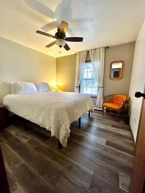 2 habitaciones, tabla de planchar con plancha y cuna de viaje 