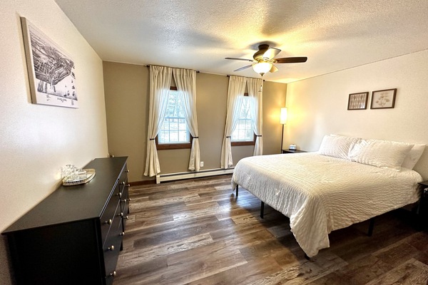 2 dormitoris, planxa i posts de planxar i un bressol de viatge