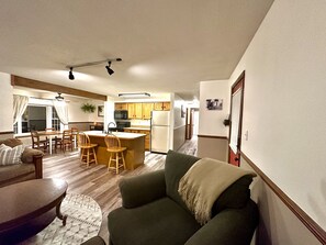 Smart-TV, Kamin, Bücher