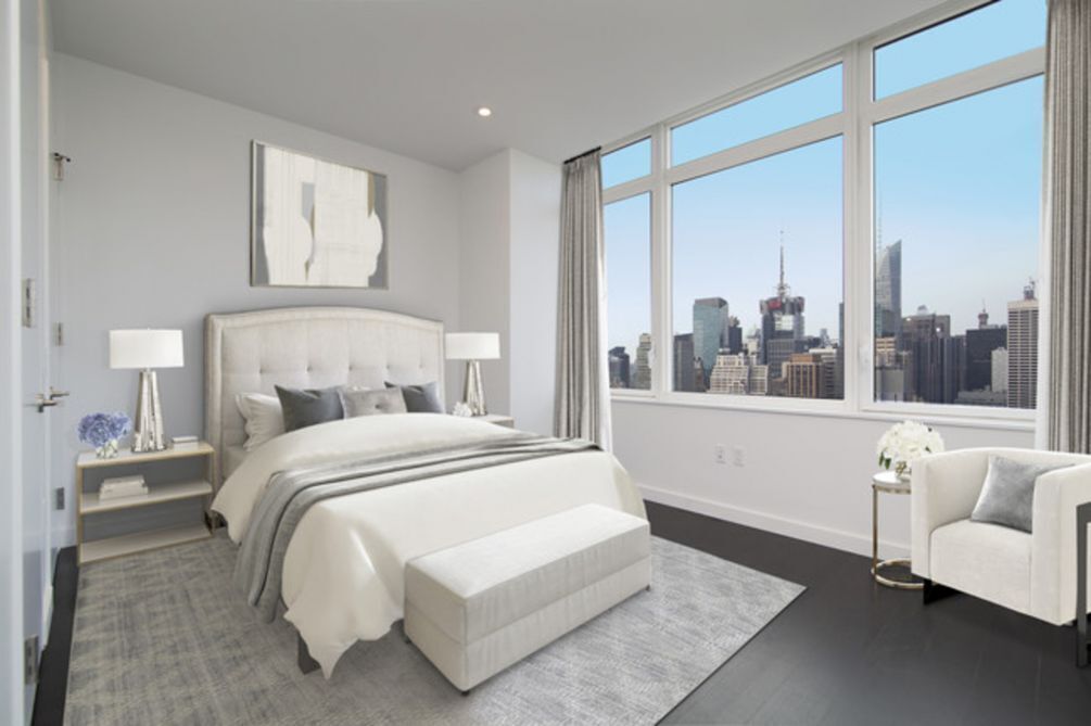 Iron/ironing board, bed sheets