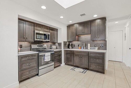 Stargazer’s Inn, Red Rock Views! 1 mi. to Uptown