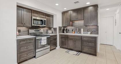 Stargazer’s Inn, Red Rock Views! 1 mi. to Uptown