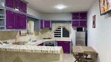 Frigorífico, microondas, horno y placa de cocina