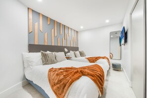 6 bedrooms, iron/ironing board, travel cot, WiFi