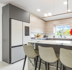 Fridge, microwave, oven, stovetop - Pool Oasis • BBQ, Games / Near Zoo Miami & Marina (Miami)